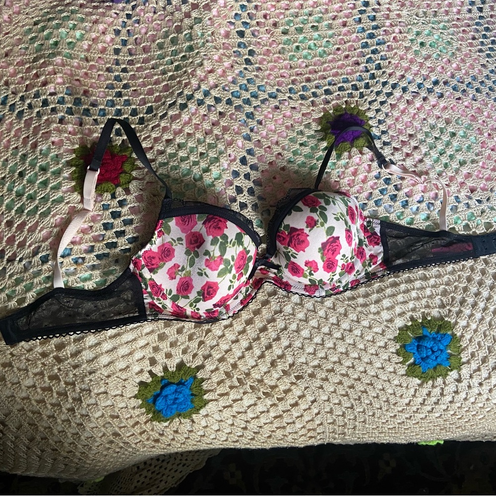 🌹 Betsey Johnson floral bra 32C